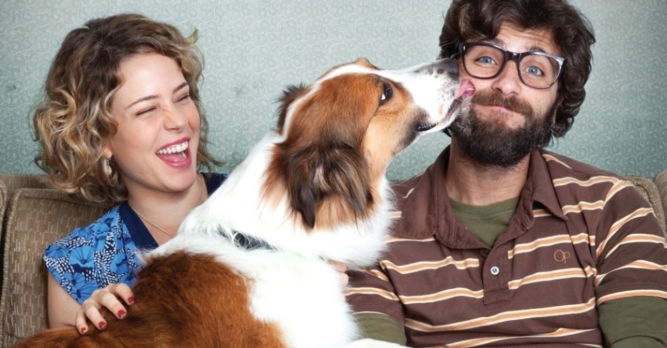 Em Mato sem cachorro Leandra leal e Bruno Gagliasso vivem em comum a paixão pelo animal de estimação