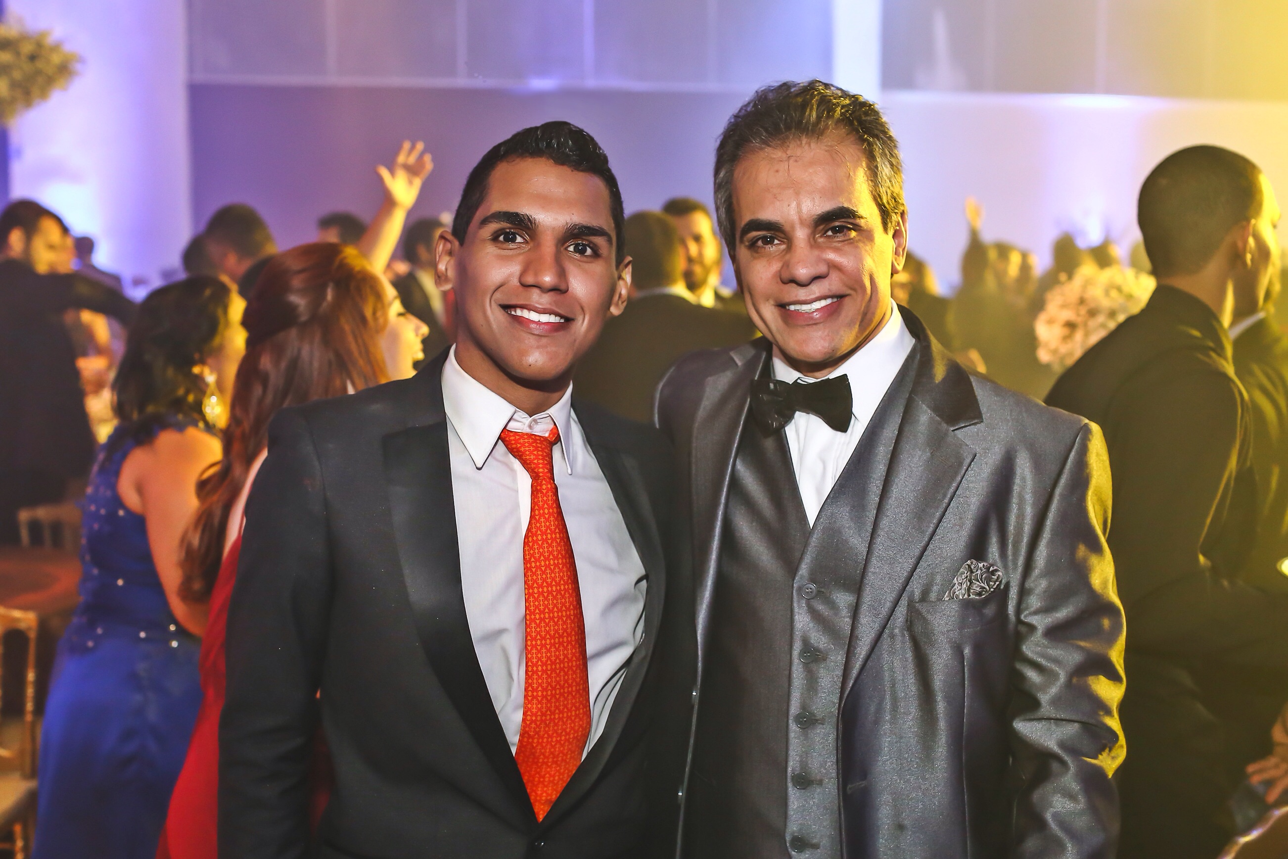 Leonardo Oliveira, Diretor de criação e Luciano Dores, Presidente da Grupo Canal 2, recebem convidados em noite festiva. Foto: Robson Nascimento/Divulgação 