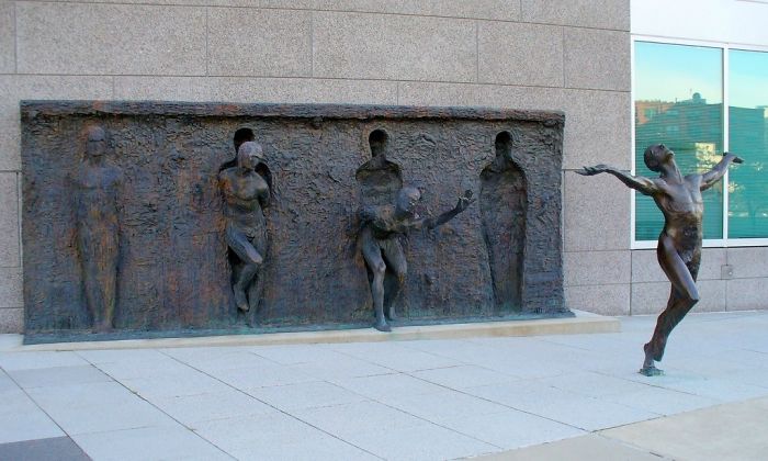 Quebrando o molde por Zenos Frudakis