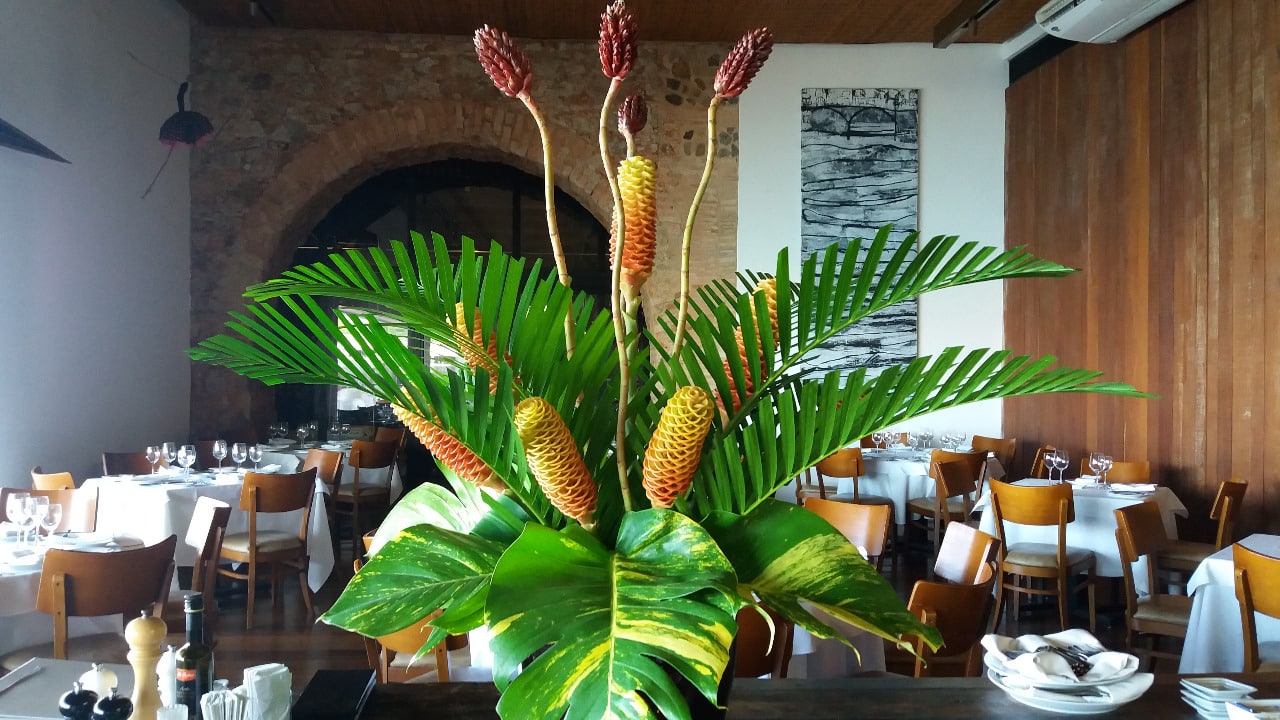 Raphael Braga Buffet Decoração Cerimonial: Decoração com Flores Tropicais, image size:1280x720