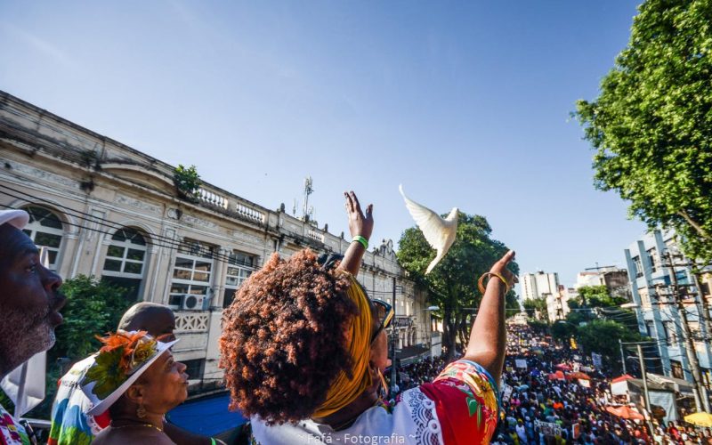 Bloco Alvorada inicia cortejo da 15ª Caminhada do Samba