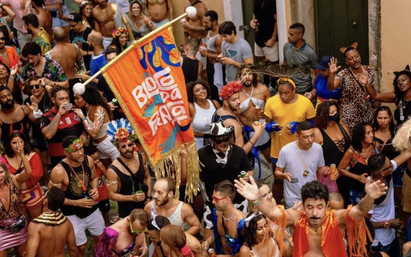 “Nas asas de um passarinho e nos beijos de um beija-flor”: o Bloco da Praça promove 1º Baile de Carnaval à fantasia de 2023