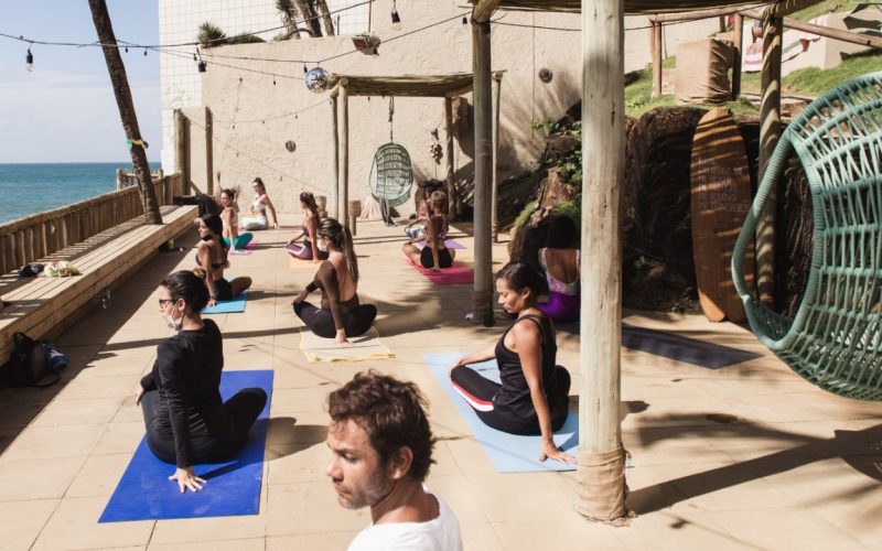 Blue Praia Bar retoma temporada de “Encontros” de yoga no Rio Vermelho
