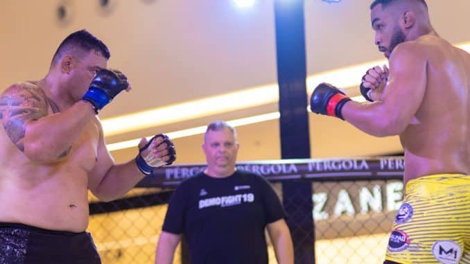 Rafael Cerqueira (amarelo) é o atual campeão do Pesos Meio Pesados do DemoFight, invicto com 11 vitórias