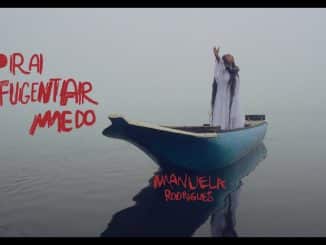 Manuela Rodrigues de vestido branco em pé sobre uma canoa no meio de um lago nebuloso, com o título "Para Afugentar o Medo" em vermelho.